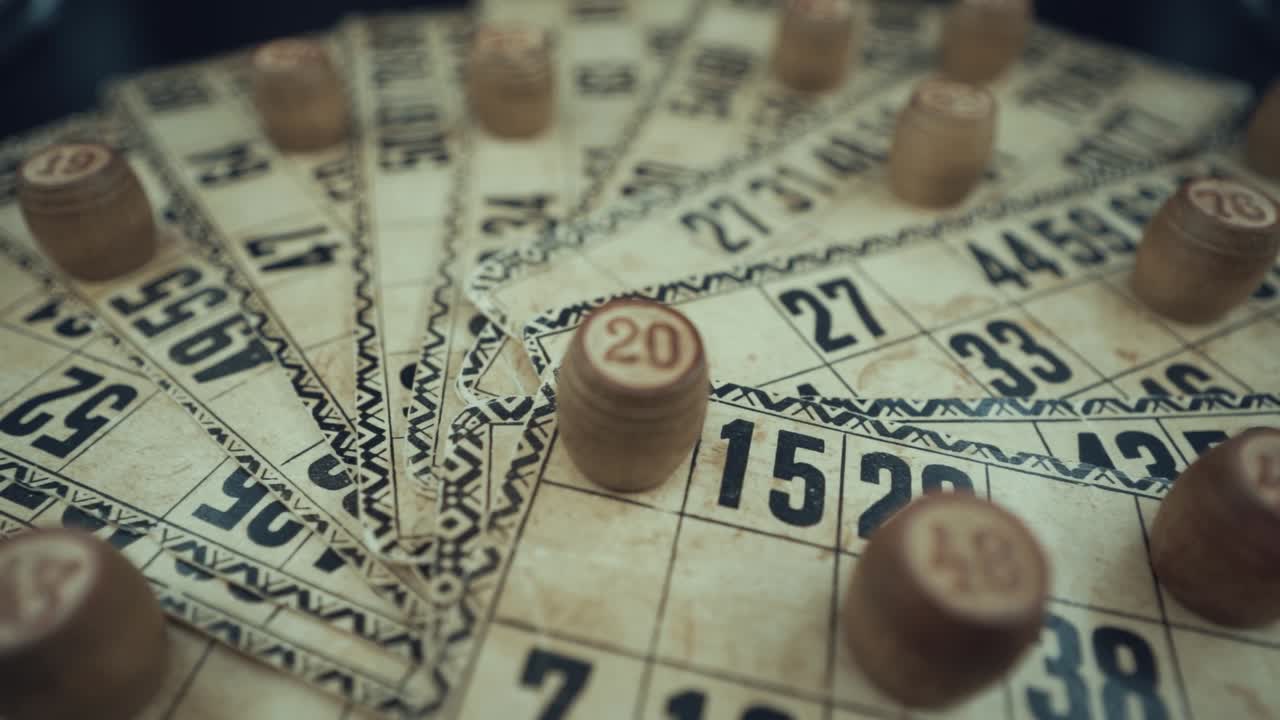 grúa tirando hacia arriba toma de un juego de lotería de mesa de bingo, tarjetas antiguas con números, fichas de madera, super cámara lenta 120 fps, luces de estudio