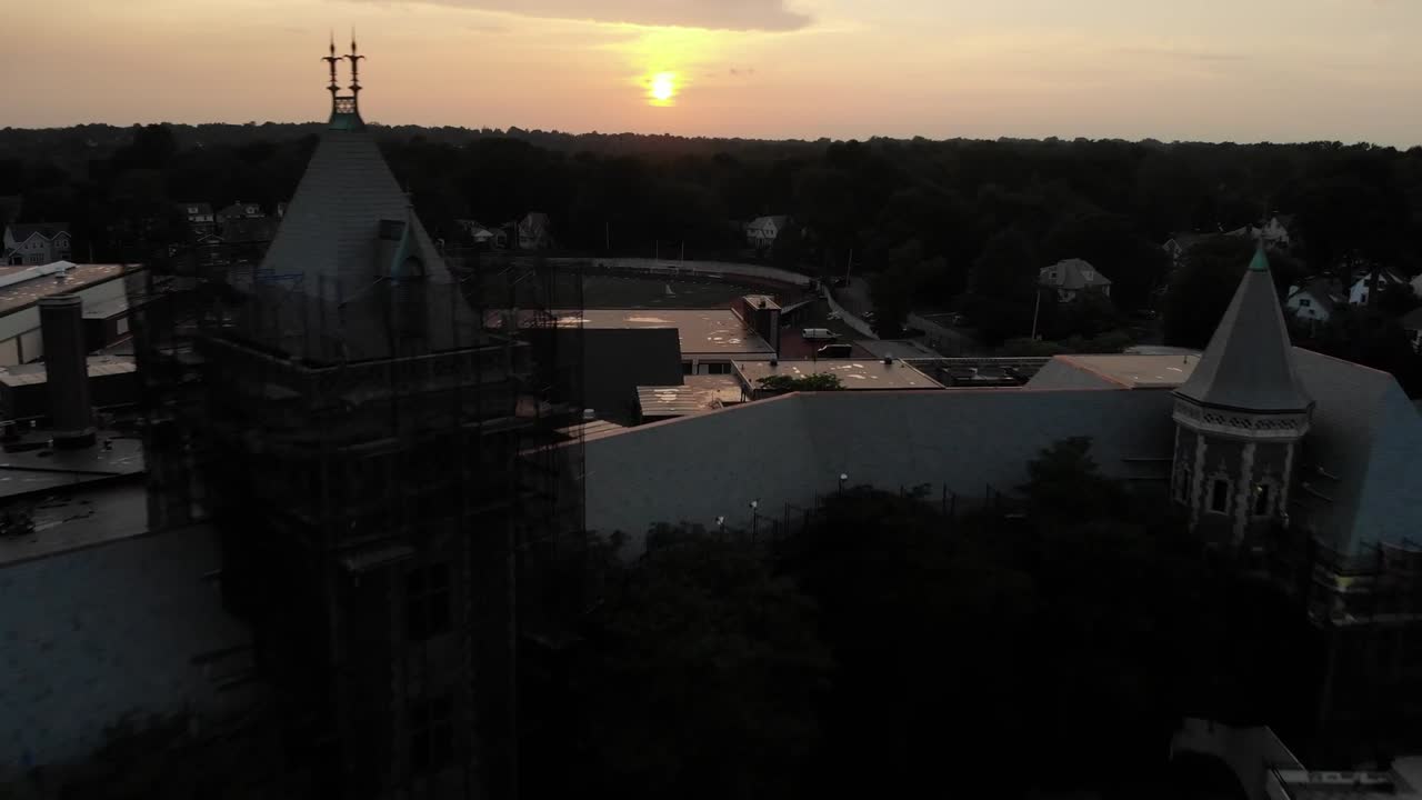 sobrevuelo oscuro y sombrío del dron de la escuela secundaria