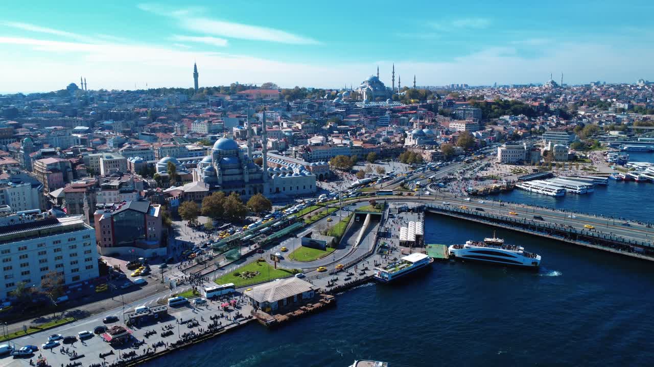Yeni Cami ve Galata Köprüsü ile İstanbul Şehir Manzarasının Havadan Görünümü