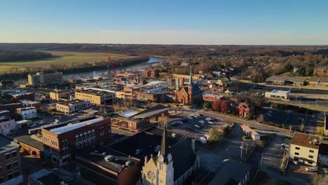 vista aérea de la ciudad de clarksville y el río cumberland en tennessee en un día soleado