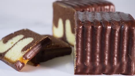típico pastel de chocolate de mármol industrial alemán cortado en porciones