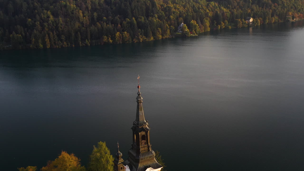 Ripresa cinematografica con drone che rivela la Chiesa di Pellegrinaggio dell'Assunzione di Maria, Slovenia