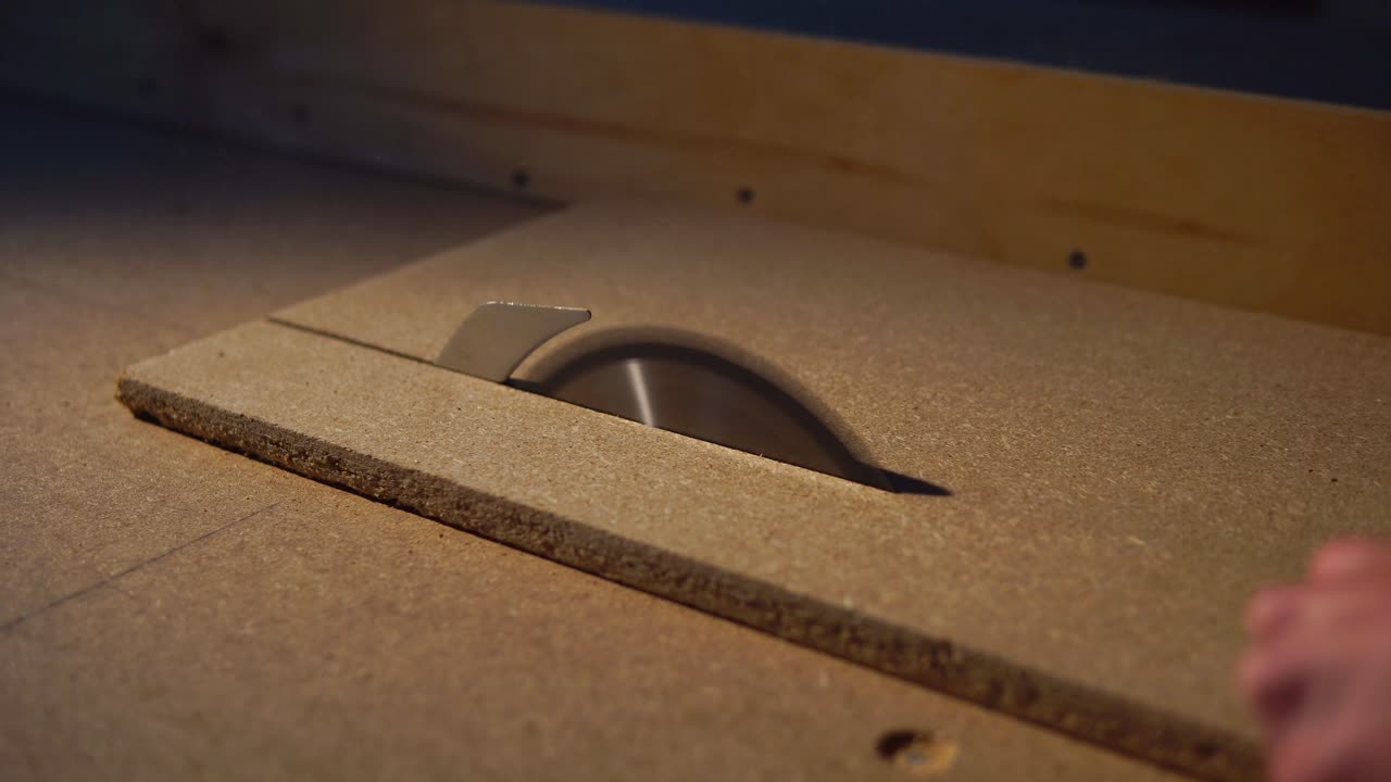 trabajo de la madera con una sierra de mesa