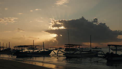 Rayos-De-Sol-Luz-Dorada-Playa-De-Bali-A-Través-De-La-Nube