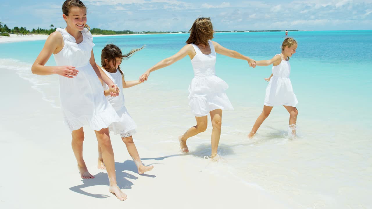 백인 어머니 와 세 딸 이 휴가 를 보내고 있다