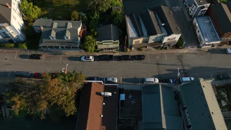 Toma-Aérea-De-Arriba-Hacia-Abajo-De-Las-Tiendas-Y-Restaurantes-Del-Centro-De-Coupeville