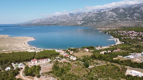 Parque-Nacional-De-Paklencia,-Montaña-Velebit-Y-Pueblo-De-La-Bahía-De-Rovanjska---Vista-Aérea-De-Drones