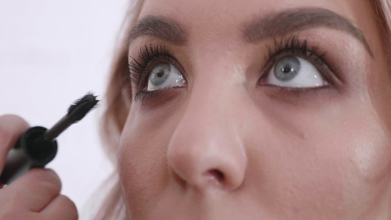 Applying mascara to eyelashes