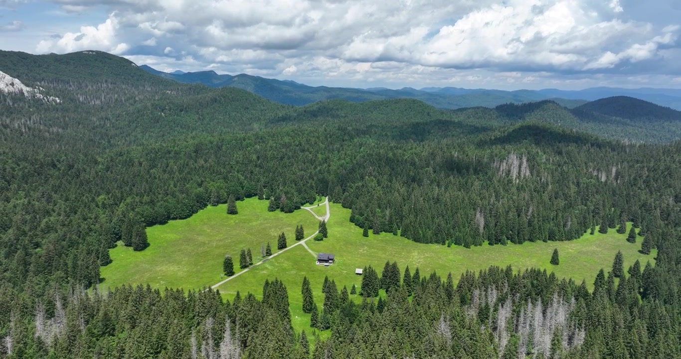 Architektura izolowana na zalesionych górach w Gorskim Kotarze, Chorwacja. Ujęcie z drona.