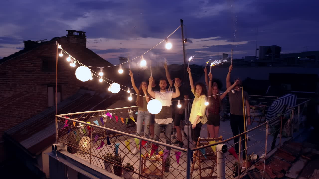 fiesta en la azotea amigos celebran con