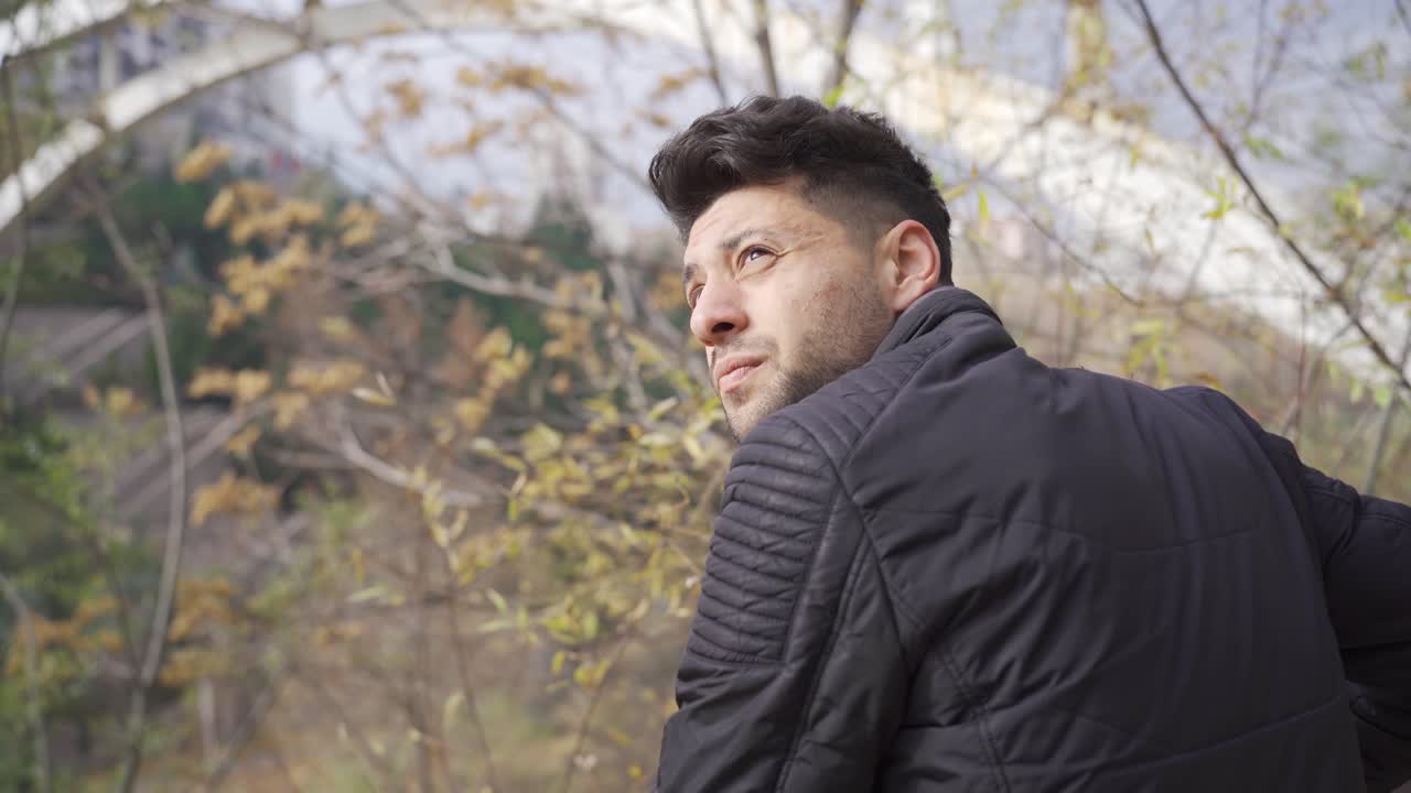 el hombre está aburrido y abrumado por la vida de la ciudad.