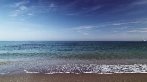 Relajantes-Olas-Del-Mar-En-La-Playa