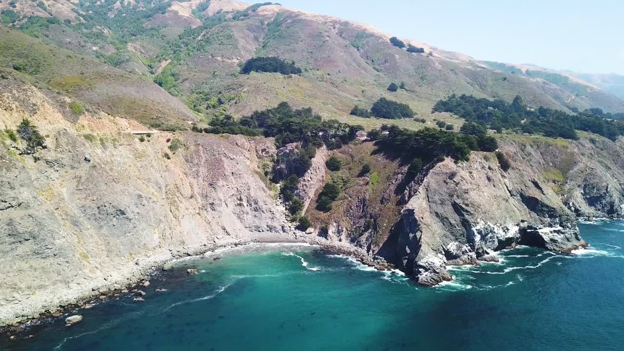 맑고 푸른 바다 위의 산들, 캘리포니아