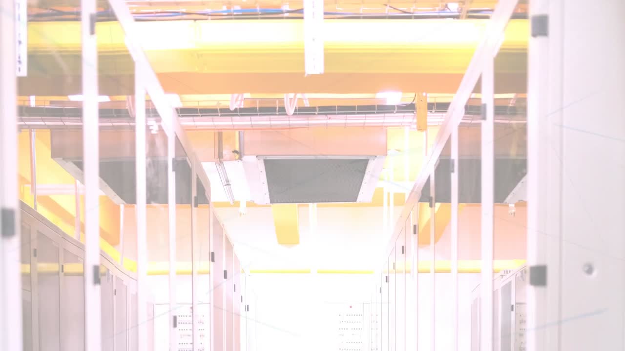 희미한 색조로 컴퓨터 서버 방의 애니메이션