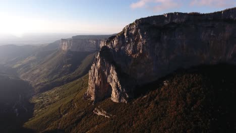 Luftdrohnenaufnahme,-Die-Auf-Einen-Berg-Im-Vercors-Massiv-In-Frankreich-Zufliegt.-Sonnenuntergang