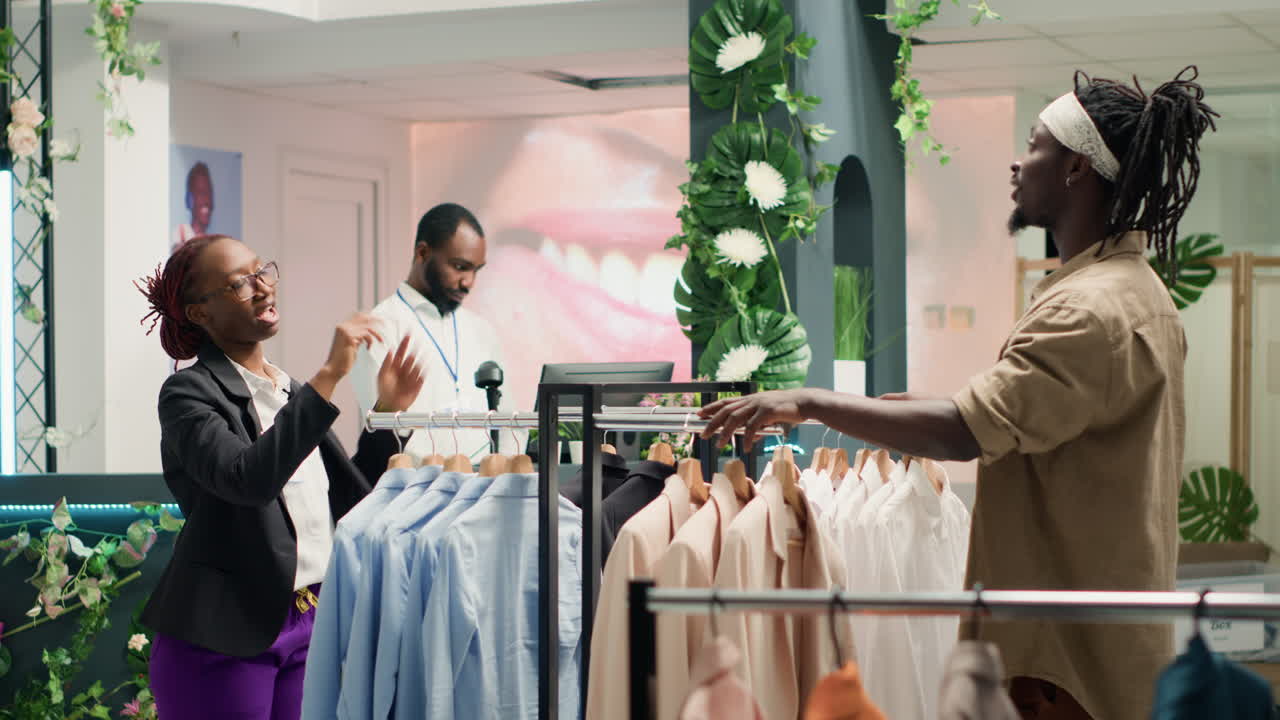 trabajador usando ar para mostrar la ropa del cliente