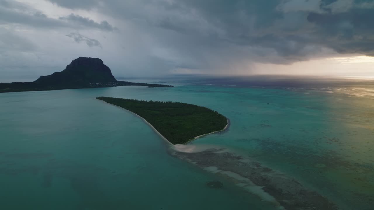 아름다운 풍경, 야생 자연, 바위 산과 함께 열대 섬, 울창한 초록색 정글, 나무, 과 은 푸른 바물, 은 날 바다, 배경에 아름다운 파란 하늘.