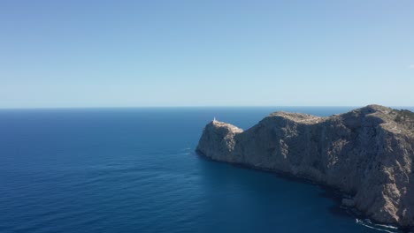 Toma-De-Drones-Con-La-Casa-De-Luz-Lejos-Del-Fermentador-En-Mallorca-Al-Final-Del-Acantilado-Y-La-Línea-De-La-Costa