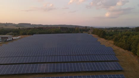 Descenso-Aéreo-Lento-Sobre-Un-Campo-De-Paneles-Solares-Con-Un-Cielo-Brumoso-Después-De-Un-Incendio-Forestal-La-Noche-Anterior-En-Alemania