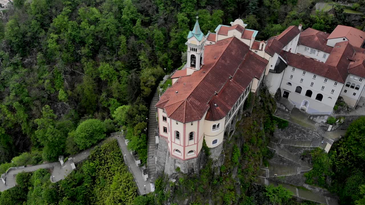 vista aérea de la histórica iglesia de madonna del sasso con vistas a la ciudad de locarno junto al lago maggiore en ticino en el sur de suiza