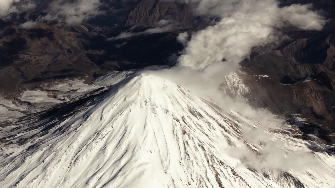 vista aérea desde un avión del monte damavand, montaña cubierta de nieve de irán, paisaje volcánico en el medio oriente