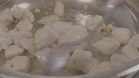 freír pecho de pollo en una sartén