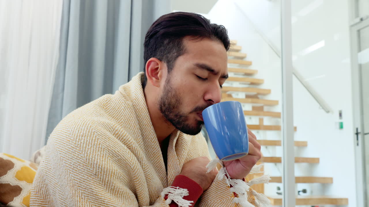 enfermo de covid, gripe y resfriado hombre bebiendo jengibre