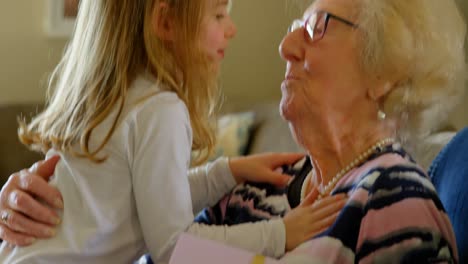 abuela y nieta besándose en la sala de estar 4k