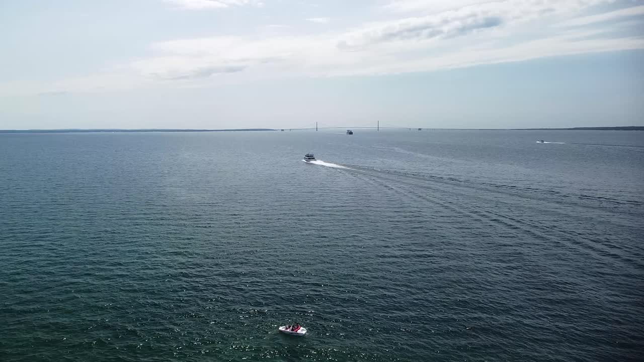 보트와 페리 드론 샷이 있는 맥키낙 다리