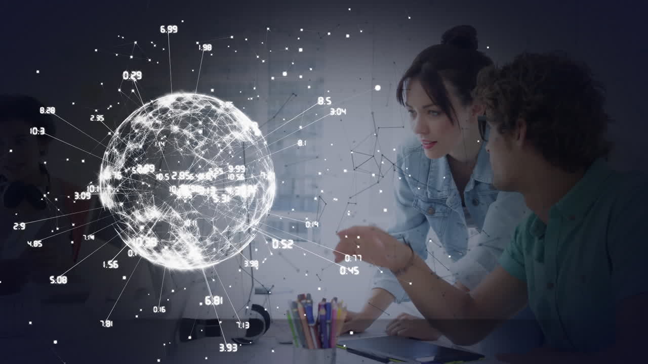 animación de la red global y reloj en el escáner procesamiento de datos sobre el hombre y la mujer sonrientes en el trabajo