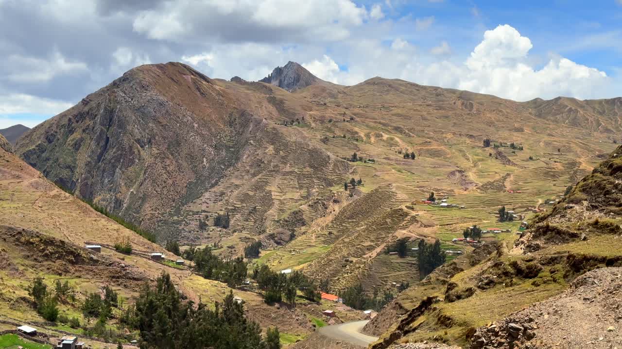 Strada del sentiero Montagna Arcobaleno per Cusipata Vinicunca Perù cielo blu mattutino Montagna dei Sette Colori Palccoyo Ande Peruviane Valle Rossa colline a strisce sette colori Regione di Cusco paesaggio statico
