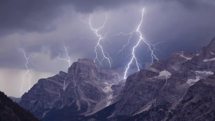 Paesaggio montano con nuvole temporalesche