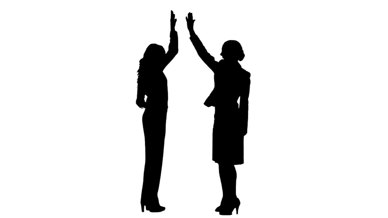 compañeros de trabajo en cámara lenta dando un "highfive"