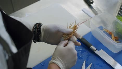 un chef professionnel en italie prépare une assiette de pâtes et de langoustines dans sa cuisine - 06