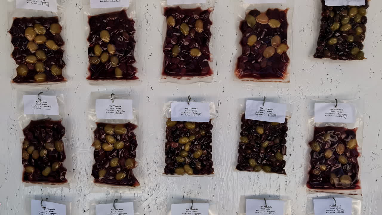 관광 상점 의 벽 에 진공 으로 봉인 된 올리브