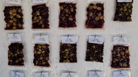 aceitunas selladas al vacío en una pared de una tienda turística