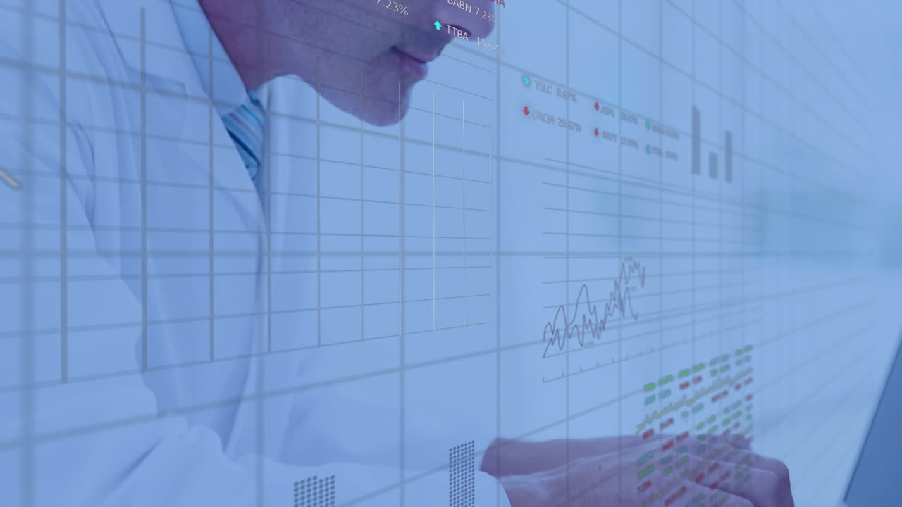 animación del procesamiento de datos sobre un médico caucásico usando una computadora portátil.