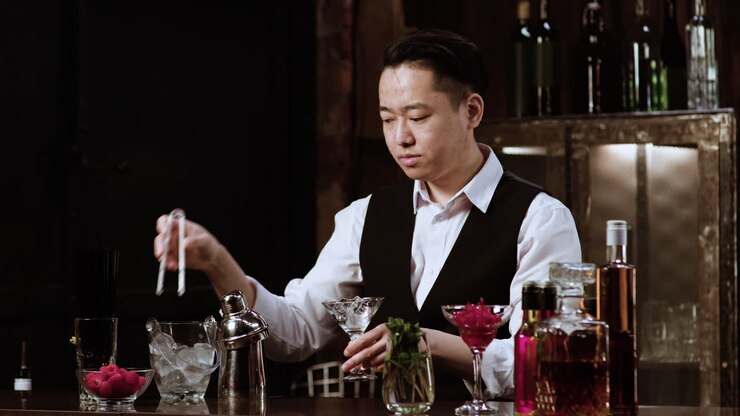 Bartender preparando cocktail