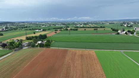 Una-Vista-Aérea-De-Las-Exuberantes-Y-Verdes-Tierras-De-Cultivo-Del-Condado-De-Lancaster,-Pennsylvania,-Después-De-Una-Tormenta-De-Verano