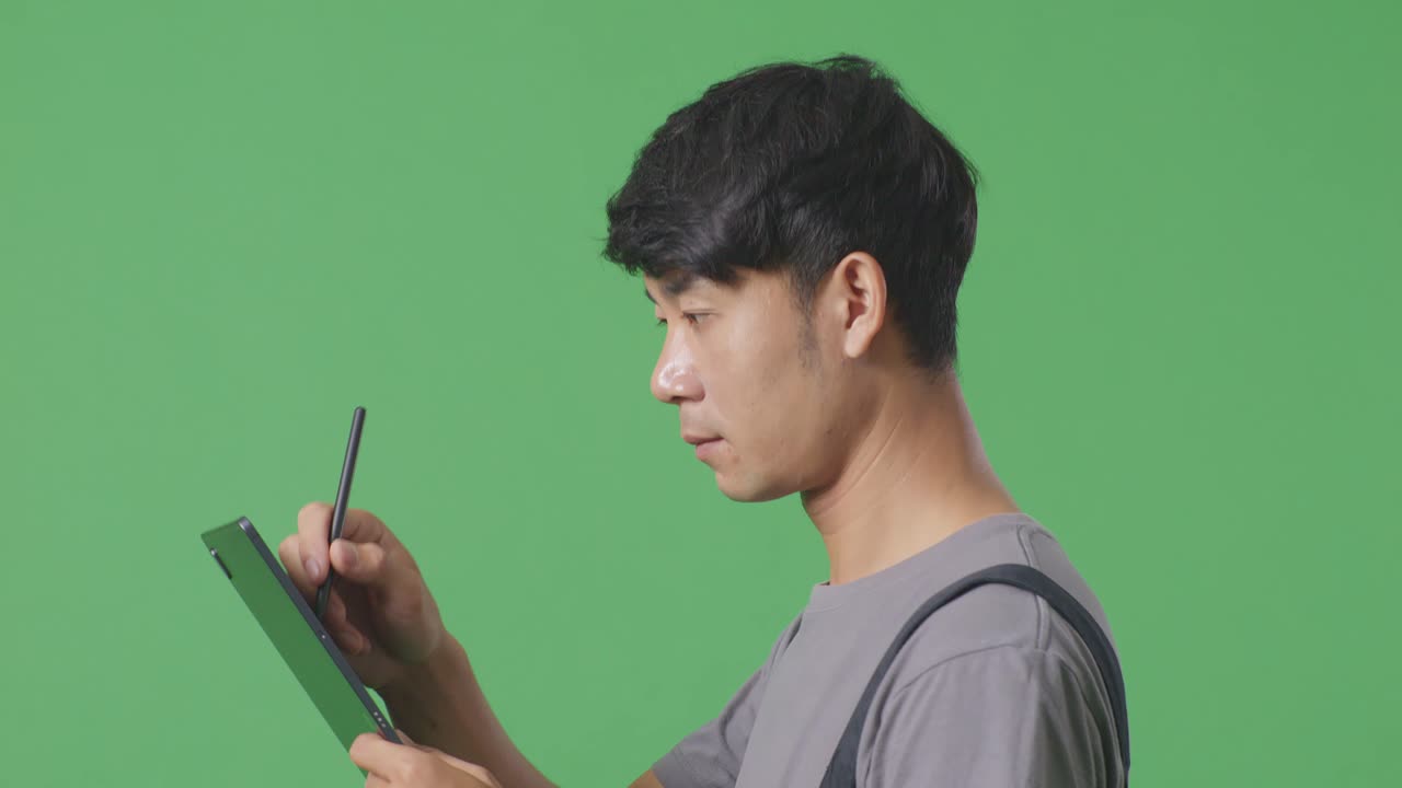 태블릿에 그림을 그리는 사람