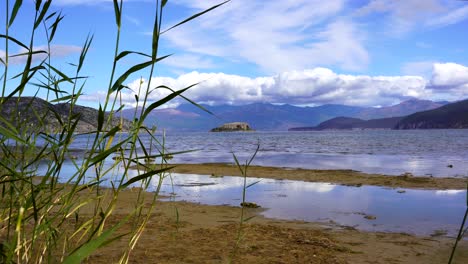 lago prespa con isla maligrad rodeada de agua y montañas en los balcanes