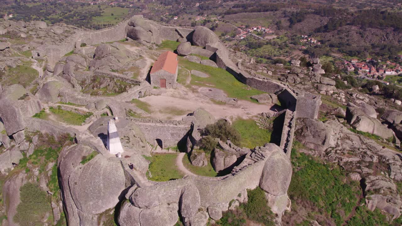 Tàn tích lâu đài Monsanto lúc bình minh, Bồ Đào Nha, Castelo Branco