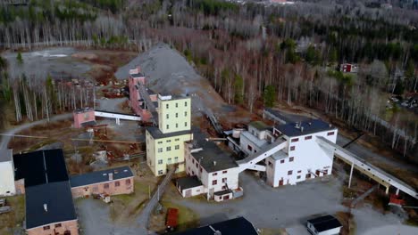 Disparo-De-Un-Dron-Levantándose-E-Inclinándose-Hacia-Abajo-Sobre-Una-Instalación-Minera-Abandonada