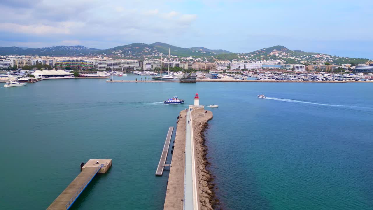 Miglior volo aereo panoramico dall'alto sul lungomare del porto, Città di Ibiza, Spagna
