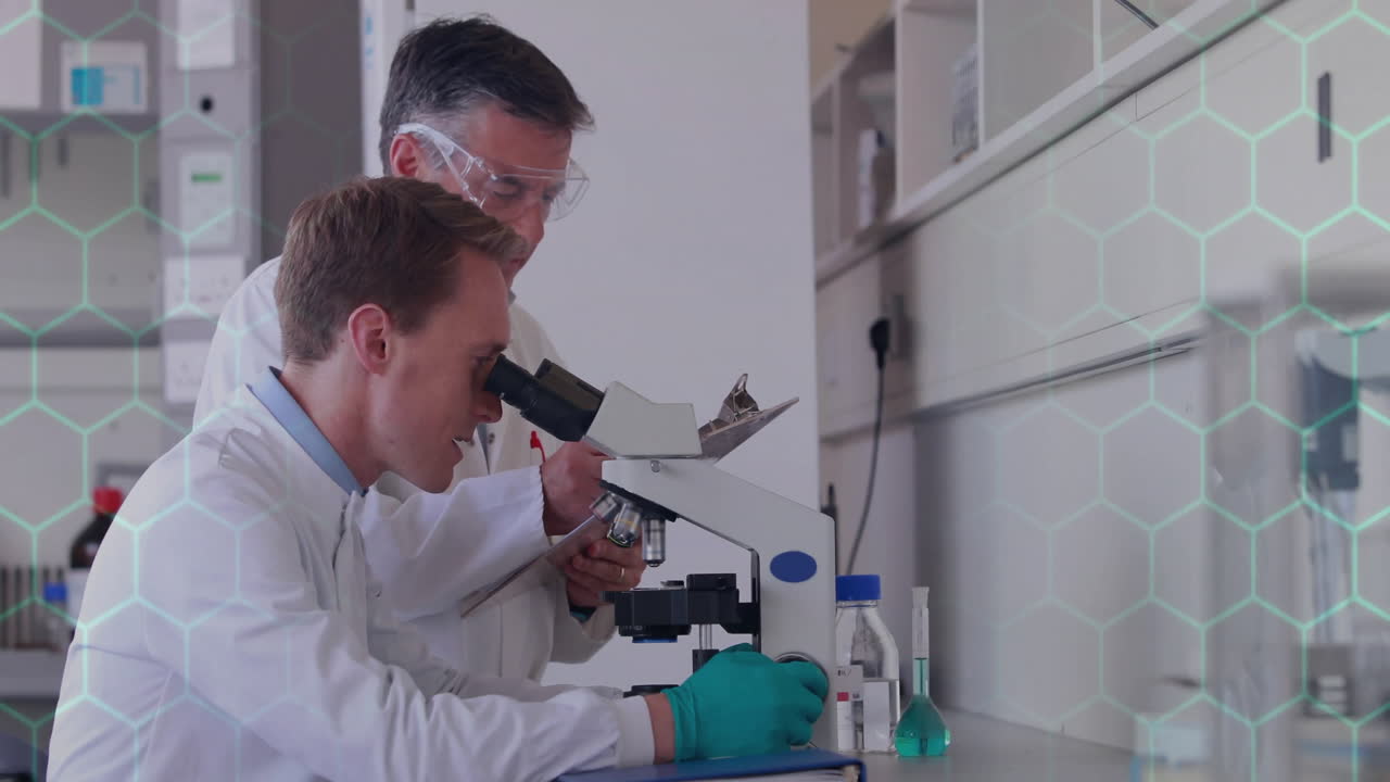 animación del procesamiento de datos científicos sobre diversos científicos en el laboratorio