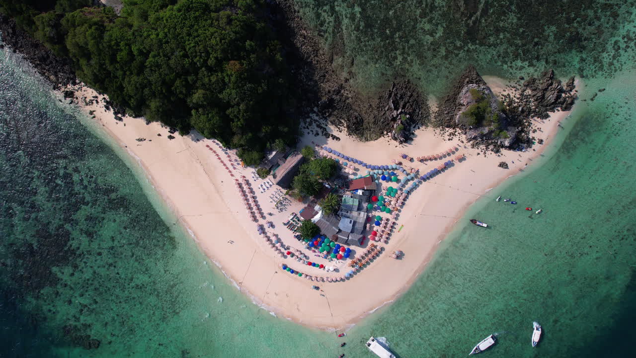 태국 코카이노크 섬을 향해 내려오는 드론의 고각 촬영