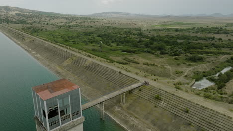 muro de dique de la presa y torre de control oxidada en el embalse de dali mta, georgia