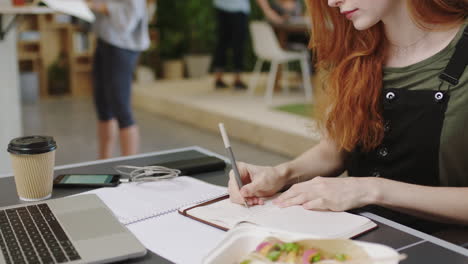 mulher de negócios, a escrever notas.