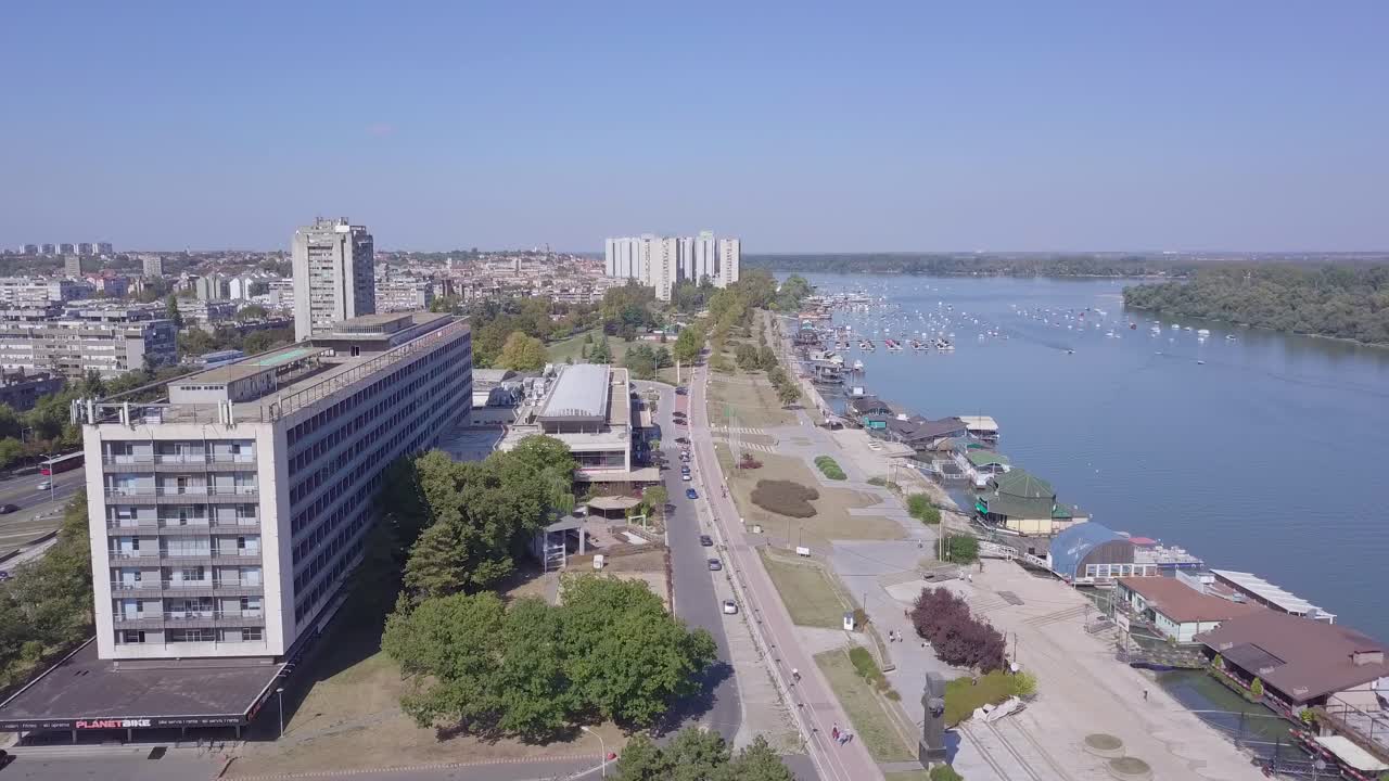 Ripresa aerea statica da cartolina di Zemun Kej e dell'edificio Juga a Nuova Belgrado