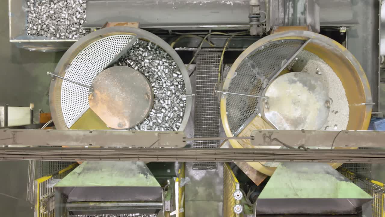 piezas metálicas terminadas en máquinas de vibración en la industria de estampado de metales. imágenes de alta calidad 4k